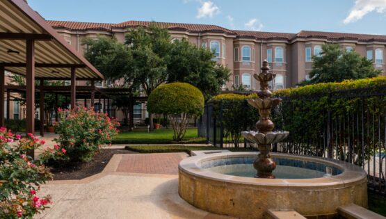 Outdoor courtyard at The Hamptons at Meadows Place