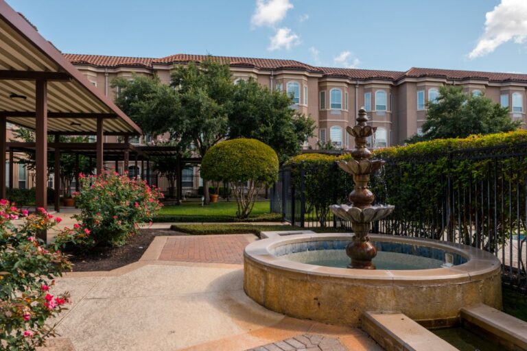 Outdoor courtyard at The Hamptons at Meadows Place